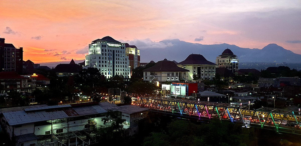 1200px-2018-11-15_Northern_Side_of_Brawijaya_University_view_from_Apartment_Suhat_at_dusk