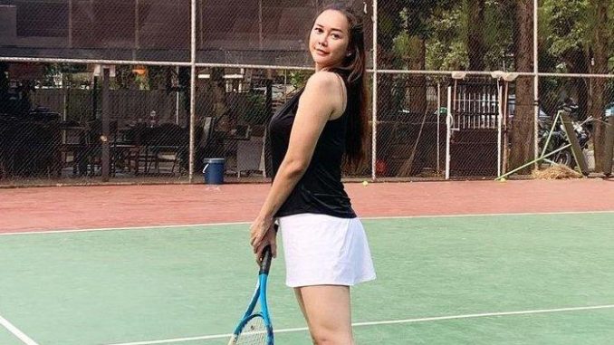 aura-kasih-ditongkrongi-bocil-saat-main-tenis-bocil-tengah-disorot-ini-biodata-aura-kasih-lengkap-678x381