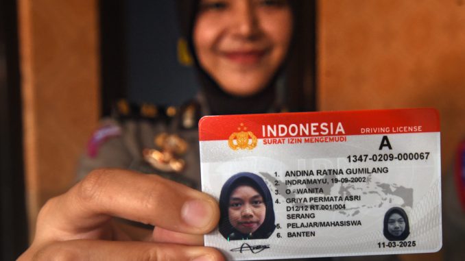 Personel Polantas Polres Serang memperlihatkan Smart SIM model baru yang terkoneksi e-TLE (electronic law enforcement) di Serang, Banten, Rabu (11/3/2020).