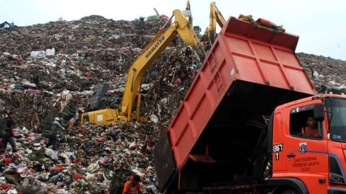 5bcddbf96c39c-truk-menurunkan-sampah-di-tpst-bantargebang-bekasi-senin-22-oktober-2018_1265_711-678x381
