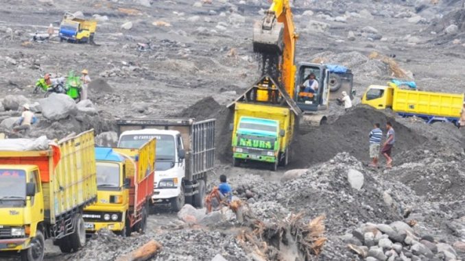 aktivitas-truk-pengangkut-pasir-gunung-merapi-_121121220827-283-678x381